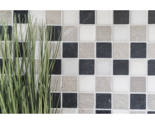 Carreaux de mosaïque en damier avec gazon artificiel