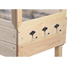 Vue détaillée d''un potager surélevé en bois avec crochets