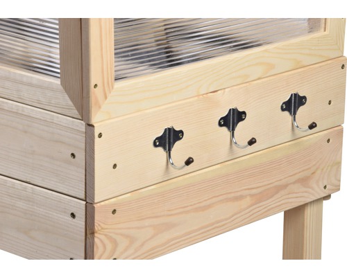 Vue détaillée d''un potager surélevé en bois avec crochets