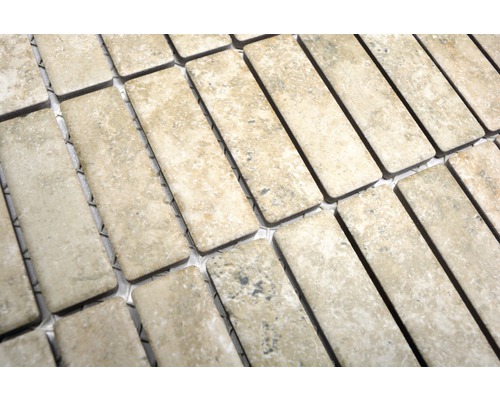 Carreaux de mosaïque rectangulaires sur un filet