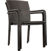 Stapel aus braunen Rattansesseln mit Armlehnen für den Garten