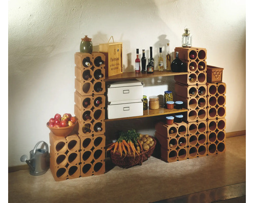 Weinregal aus Terrakotta mit Weinflaschen, Dekoration und Lebensmitteln