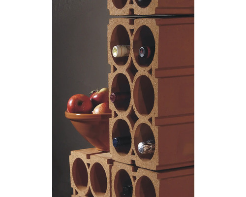 Weinregal aus Terrakotta mit Weinflaschen und einer Schale Äpfel.