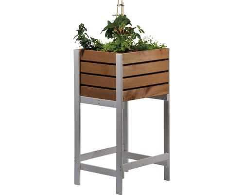 Hochbeet aus Holz mit Pflanzen