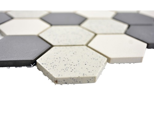 Carreaux de sol hexagonaux de différentes couleurs.