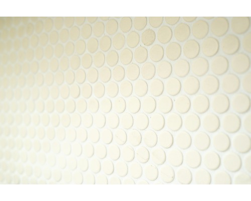 Nahaufnahme von runden Fliesen auf einer Fläche