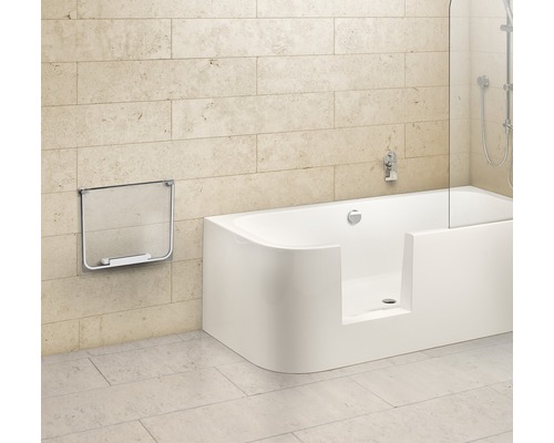 Badezimmer mit barrierefreier Badewanne und Duschwand aus Glas