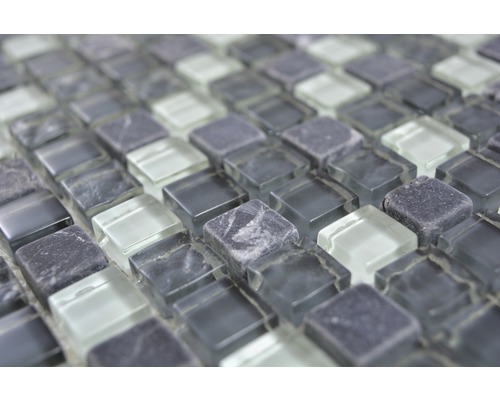 Gros plan de carreaux de mosaïque en verre et en pierre naturelle