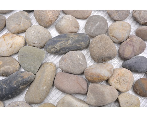 Nahaufnahme von Natursteinen auf einem Netz