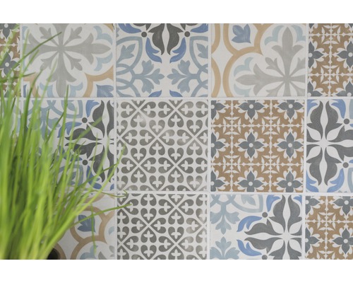 Mur de carreaux avec motifs floraux et géométriques