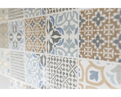 Mur de carreaux avec motifs floraux en différentes couleurs