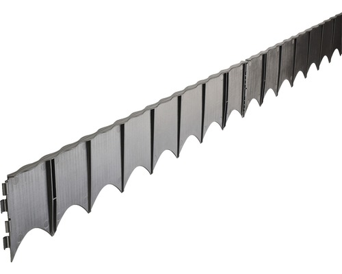 Rasenkante aus Metall für den Gartenweg