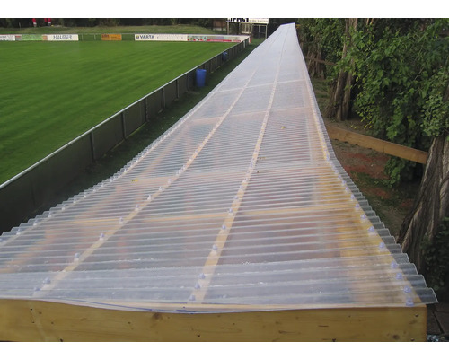 Plaques ondulées transparentes sur un toit