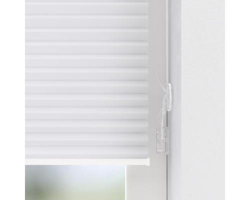 Plissee mit Bedienelementen am Fenster