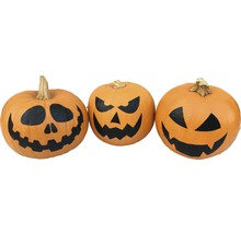 Trois citrouilles d''Halloween avec des visages sculptés