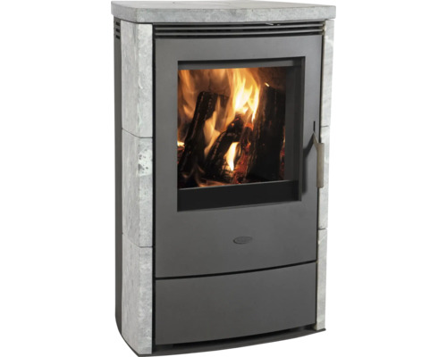 Poêle à bois avec revêtement en pierre et bois qui brûle