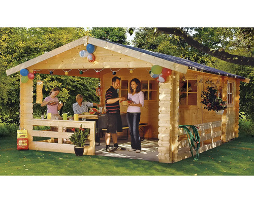 Holzgartenhaus mit überdachter Terrasse, dekoriert mit Ballons, mit feiernden Personen im Garten