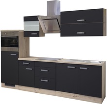 Cuisine complète avec four intégré, hotte aspirante, plaque de cuisson et évier.