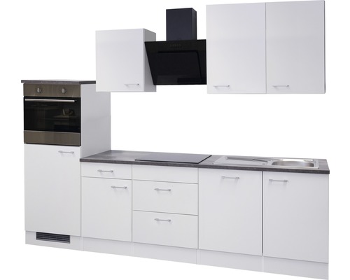 Küchenzeile mit Schränken, Spüle, Herd, Backofen und Dunstabzugshaube