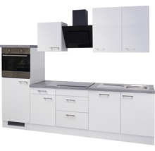Cuisine équipée avec four, plaque de cuisson, hotte aspirante, évier et armoires