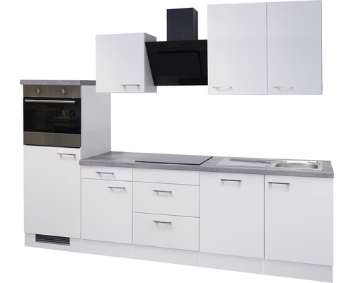 Cuisine équipée avec four, plaque de cuisson, hotte aspirante, évier et armoires