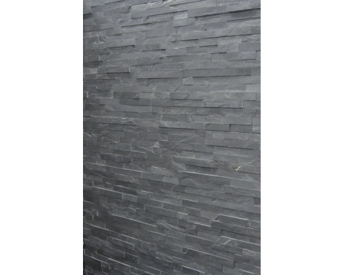 Mur recouvert de panneaux en pierre naturelle