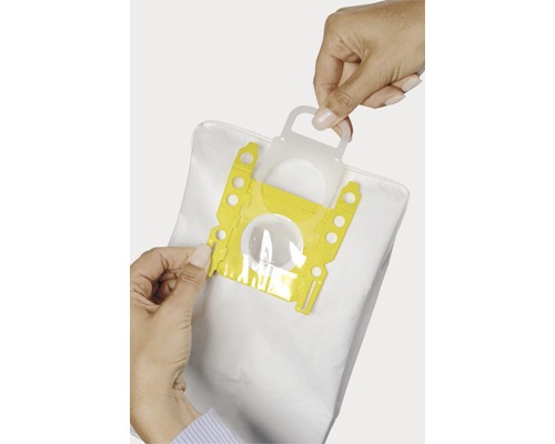 Sac d''aspirateur tenu à la main