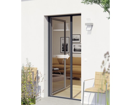 Porte anti-insectes devant une porte-fenêtre ouverte avec des sièges à l''extérieur