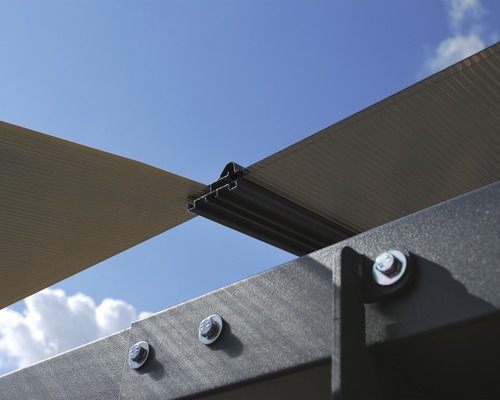 Vue détaillée d''un toit de terrasse avec vis