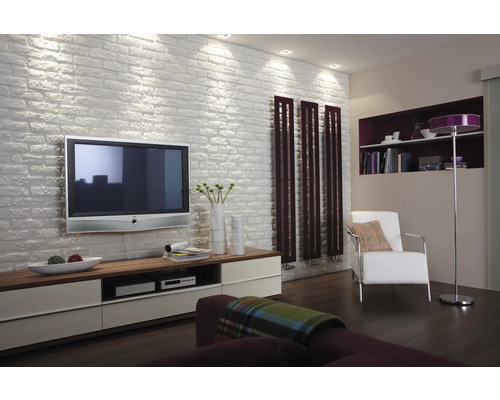 Salon avec télévision, étagères, fauteuil, lampadaire et parquet