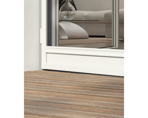 Vue détaillée d''une moustiquaire devant une porte de terrasse