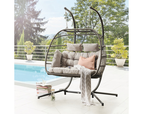 Fauteuil suspendu avec panier et structure, ainsi que des coussins sur une terrasse avec piscine