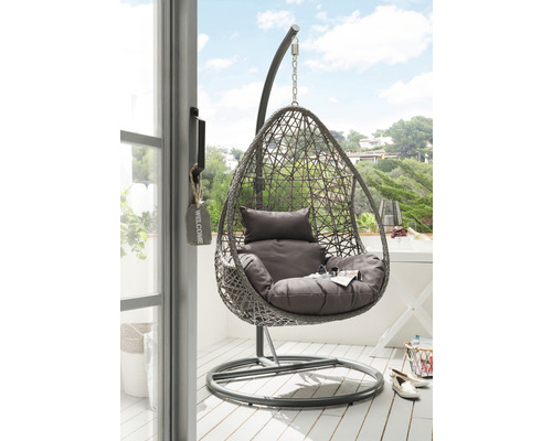 Fauteuil suspendu en rotin avec coussins sur un balcon