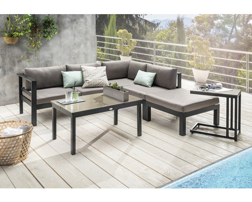 Gartenlounge-Set mit Ecksofa, Couchtisch und Beistelltisch auf einer Terrasse mit Pool