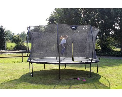 Ein Mädchen springt auf einem Gartentrampolin mit Sicherheitsnetz von Exit