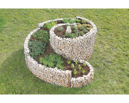 Spirale d''herbes aromatiques en pierres avec diverses herbes