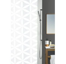 Salle de bains avec carrelage blanc à motif floral, pommeau de douche et meuble-lavabo