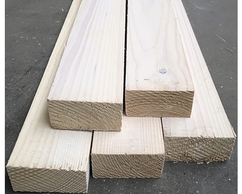 Stapel roher, unbehandelter Bauhölzer.