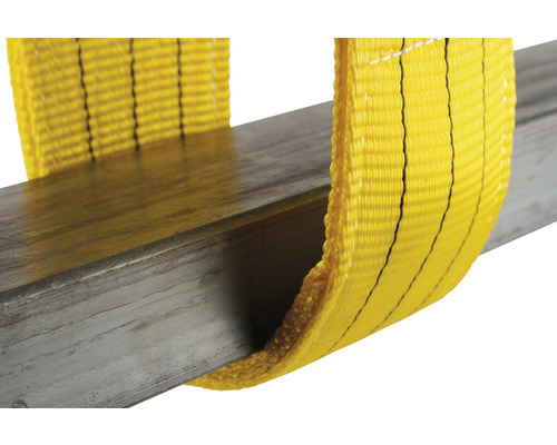 Gelber Hebegurt, der um einen Metallbalken geschlungen ist