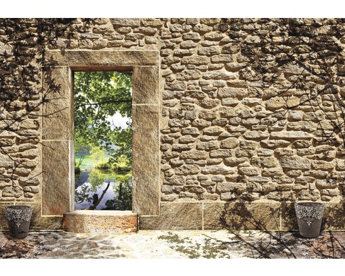 Papier peint panoramique intissé mur de pierre beige vert 312 x 219 cm Mur en pierre avec ouverture de porte et vue sur un lac avec des arbres