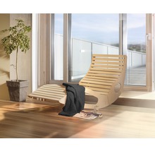 Chaise longue en bois avec couverture dans une pièce lumineuse