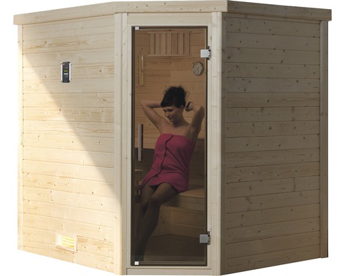 Holzsauna mit Glastür und Frau mit Handtuch