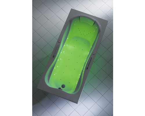 Rechteckige Badewanne mit Haltegriffen und Düsen auf Fliesenboden