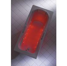 Rechteckige Badewanne mit Whirlpoolfunktion und Beleuchtung im Badezimmer.