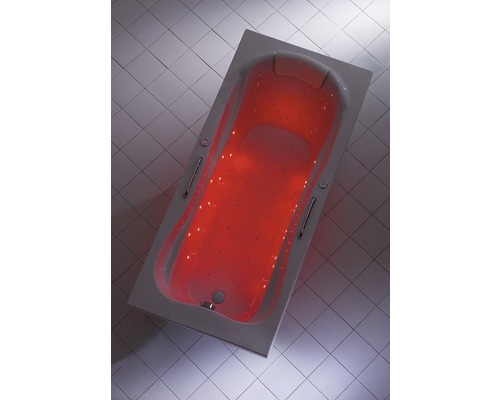 Rechteckige Badewanne mit Whirlpoolfunktion und Beleuchtung im Badezimmer.