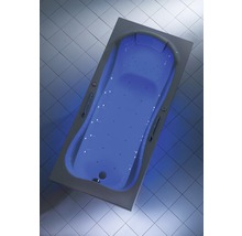 Rechteckige Badewanne mit seitlichen Haltegriffen und eingebauten Düsen auf Fliesenboden