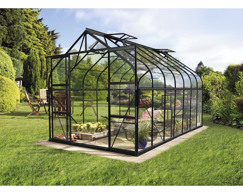 Gewächshaus aus Glas und Metall im Garten