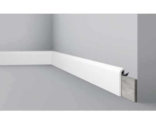 Baguette de recouvrement CBC1, 1 x 2 m, 22 x 110 mm Plinthe blanche avec passage de câbles sur un mur gris