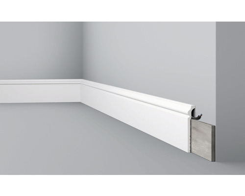 Baguette de recouvrement CBC3, 1 x 2 m, 22 x 120 mm Plinthe blanche sur un mur gris