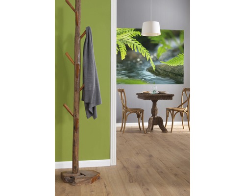 Intérieur décoratif avec porte-manteau, table à manger et peinture murale